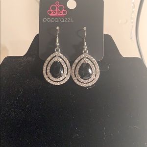Diamond earrings with black stone in the middle🖤✨